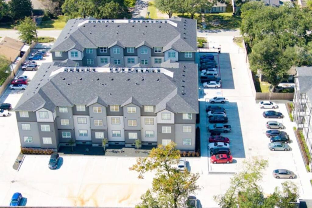 Welcome To Our Spacious 2-Bedroom 2-Bathroom Located In The City Of Houston, Texas! المظهر الخارجي الصورة