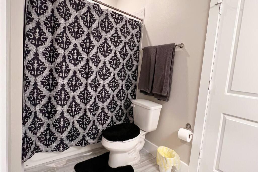 Welcome To Our Spacious 2-Bedroom 2-Bathroom Located In The City Of Houston, Texas! المظهر الخارجي الصورة